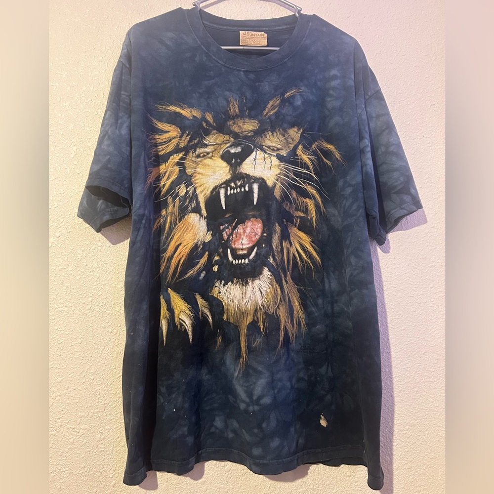 The mountain Roaring Lion T shirt men’s large 2005 Y2k distressed